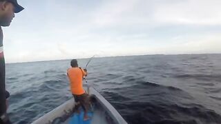 GT Lhaviyani Atoll - поппинг по свалу и тяжелая выкачка на короткой волне