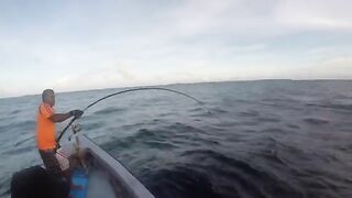 GT Lhaviyani Atoll - поппинг по свалу и тяжелая выкачка на короткой волне