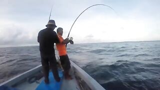 GT Lhaviyani Atoll - поппинг по свалу и тяжелая выкачка на короткой волне