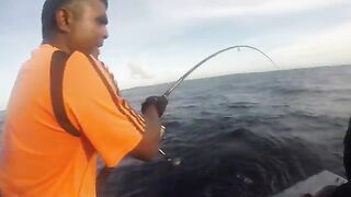 GT Lhaviyani Atoll - поппинг по свалу и тяжелая выкачка на короткой волне