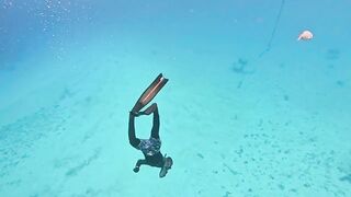 Vaavu Atoll снорклинг - стеклянный проход и рифовые акулы на мели