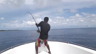 Gaafu Dhaalu экспедиция морская рыбалка на GT 41.5 кг и команда капитана