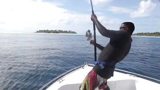 Gaafu Dhaalu экспедиция морская рыбалка на GT 41.5 кг и команда капитана