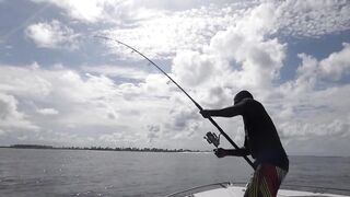 Gaafu Dhaalu экспедиция морская рыбалка на GT 41.5 кг и команда капитана