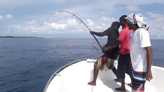 Gaafu Dhaalu экспедиция морская рыбалка на GT 41.5 кг и команда капитана