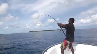 Gaafu Dhaalu экспедиция морская рыбалка на GT 41.5 кг и команда капитана