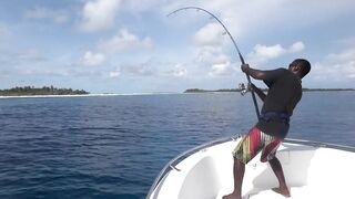 Gaafu Dhaalu экспедиция морская рыбалка на GT 41.5 кг и команда капитана