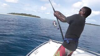 Gaafu Dhaalu экспедиция морская рыбалка на GT 41.5 кг и команда капитана