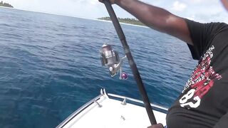 Gaafu Dhaalu экспедиция морская рыбалка на GT 41.5 кг и команда капитана