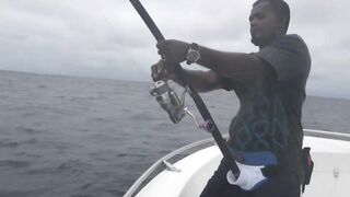 Gaafu Dhaalu by Captain Mohamed - жёсткое вываживание GT на свале