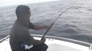 Gaafu Dhaalu by Captain Mohamed - жёсткое вываживание GT на свале