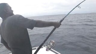 Gaafu Dhaalu by Captain Mohamed - жёсткое вываживание GT на свале