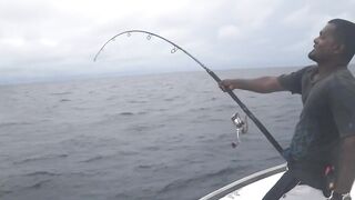 Gaafu Dhaalu by Captain Mohamed - жёсткое вываживание GT на свале