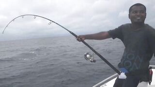 Gaafu Dhaalu by Captain Mohamed - жёсткое вываживание GT на свале