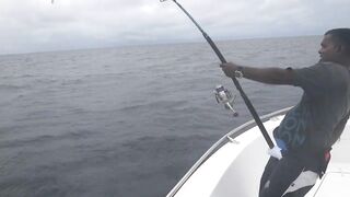 Gaafu Dhaalu by Captain Mohamed - жёсткое вываживание GT на свале