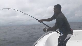 Gaafu Dhaalu by Captain Mohamed - жёсткое вываживание GT на свале