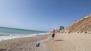 Нетания, Израиль — морская рыбалка с берега и вечерний прибой