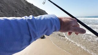 Netanya, Израиль — вечерний берег, прибой и рыбацкие снасти в 4K 28.10.2024