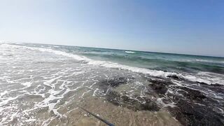 Netanya, Израиль — вечерний берег, прибой и рыбацкие снасти в 4K 28.10.2024