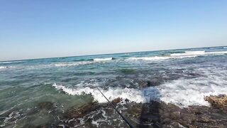 Netanya, Израиль — вечерний берег, прибой и рыбацкие снасти в 4K 28.10.2024