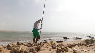 Tarfaya — монтаж снасти для ловли у касбы: берег Атлантики