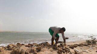 Tarfaya — монтаж снасти для ловли у касбы: берег Атлантики