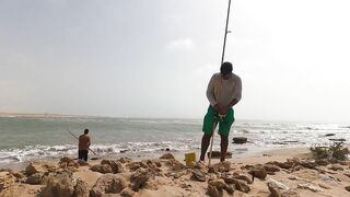Tarfaya — монтаж снасти для ловли у касбы: берег Атлантики