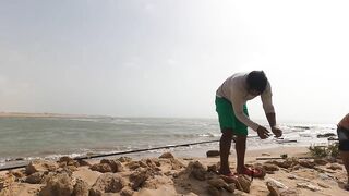 Tarfaya — монтаж снасти для ловли у касбы: берег Атлантики