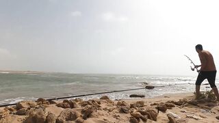 Tarfaya — монтаж снасти для ловли у касбы: берег Атлантики