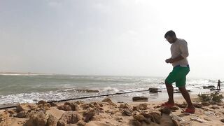 Tarfaya — монтаж снасти для ловли у касбы: берег Атлантики