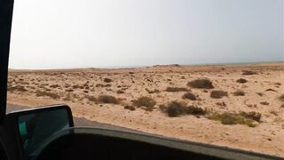 Tarfaya — монтаж снасти для ловли у касбы: берег Атлантики