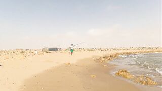 Tarfaya — монтаж снасти для ловли у касбы: берег Атлантики