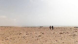 Tarfaya — монтаж снасти для ловли у касбы: берег Атлантики