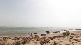 Tarfaya — монтаж снасти для ловли у касбы: берег Атлантики