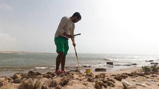 Tarfaya — монтаж снасти для ловли у касбы: берег Атлантики