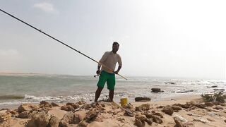 Tarfaya — монтаж снасти для ловли у касбы: берег Атлантики