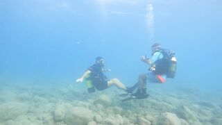 Писсури Бэй на Кипре: лайтовое море, склоны и длинная дуга бухты