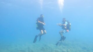 Писсури Бэй на Кипре: лайтовое море, склоны и длинная дуга бухты