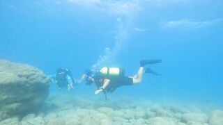 Писсури Бэй на Кипре: лайтовое море, склоны и длинная дуга бухты