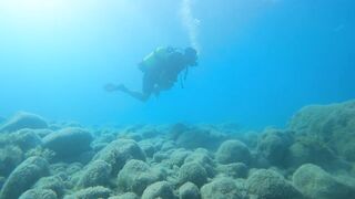 Писсури Бэй на Кипре: лайтовое море, склоны и длинная дуга бухты