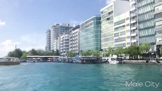 Huraa Island, Maldives: канал, лодки-дони и вечерние силуэты пальм