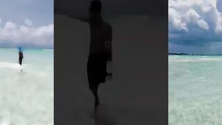 Guraidhoo Sand Bank: белая отмель, бирюза по колено и лодка на якоре