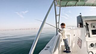 Рыбалка в Дохе Катар морская рыбалка в заливе и трофей оборвал снасть