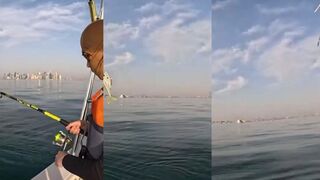 Доха, Катар - морская рыбалка и вид на skyline из Персидского залива