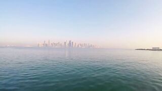 Doha Corniche: «bait and wait» — барракуда на живца у парапета