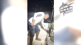 Маврикий — рыбу некуда девать: удачная морская рыбалка с рассвета