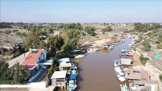 Liopetri Potamos — рыбацкое укрытие с воздуха: к свалам по руслу