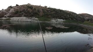 Asprokremmos, Cyprus — бассы на джиг: рельеф, ветер и тени дамбы