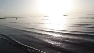 Larnaca — кальмар с берега утром: свет, глубина, паузы