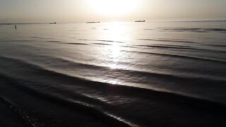 Larnaca — кальмар с берега утром: свет, глубина, паузы